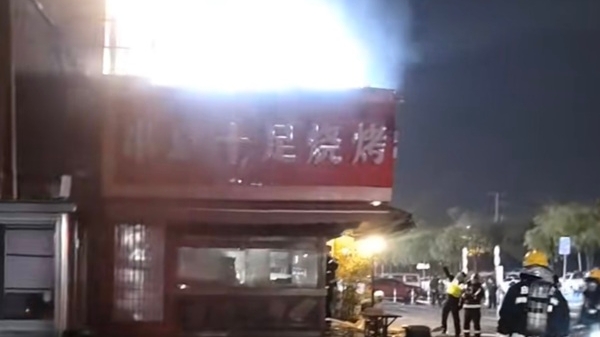崇明凤滨路一家沿街烧烤店起火 无人员伤亡