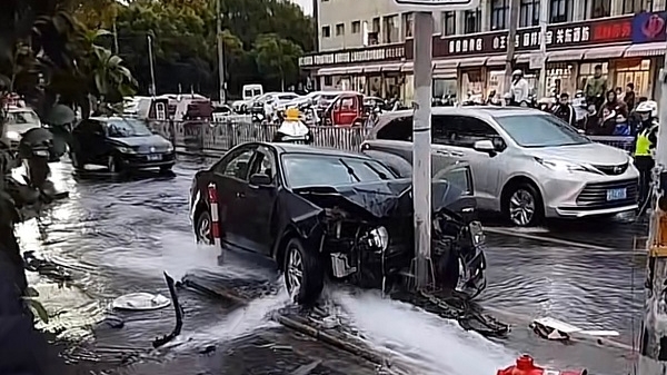 顾太路近祥和路一辆轿车撞断消火栓 热心市民救人消防部门止水