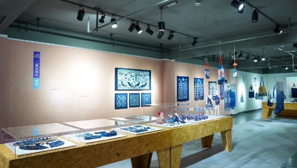 “技艺·记忆——南通蓝印花布展”在东华大学上海纺织服饰博物馆开幕