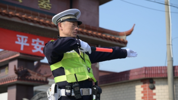 寒潮来袭叠加祭扫高峰，浦东交警这样保障冬至交通安全