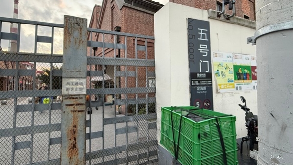 油酷艺术公园边门与杨浦滨江“近在咫尺”却不开放 绕行需多走15分钟