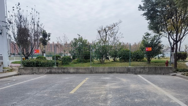 宝山一小区遭遇出行困局：三条断头路围困，唯一公交站太远