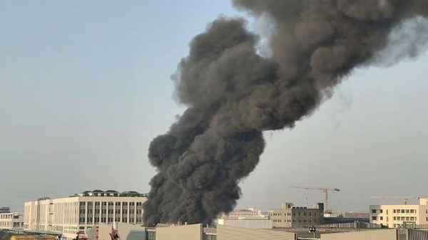 嘉定区一单位发生火灾 现场飘散大量烟雾