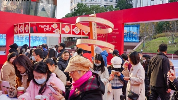 南京东路上“暖冬办事处”快闪，市民游客体验滋补养生新方式
