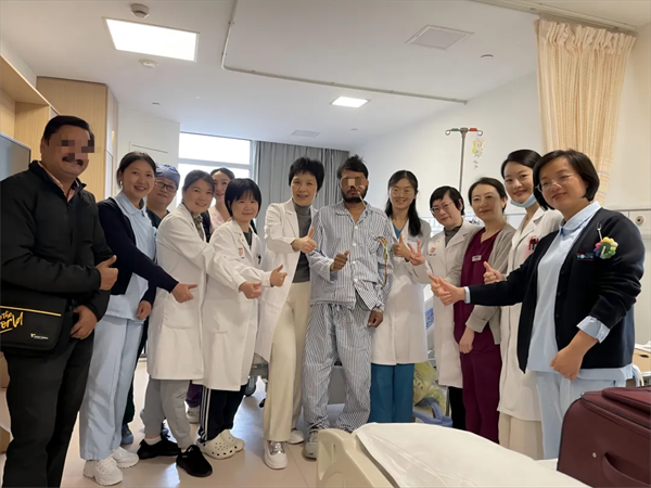 印度工程师发烧后突然四肢瘫痪，华山医院权威诊治让患者重获健康