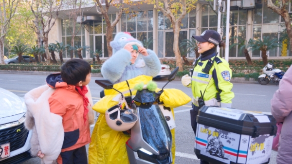 居民不戴安全头盔怎么办？浦东警方“组合拳”提升“戴盔率”