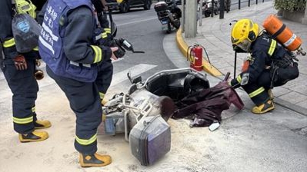 电动自行车路口突发自燃 过路交警迅速扑灭