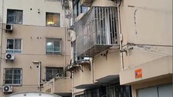 西凌家宅路一小区民宅冒烟 消防迅速到场处置