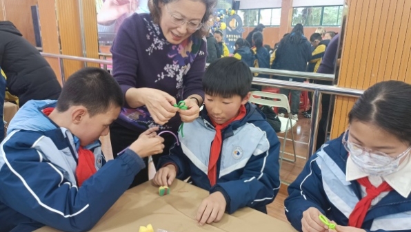 闵行区新梅小学里，有一群孩子迷上了做盘扣