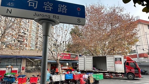 人行道沦为快递分拣场扰民多年希望相关部门加强执法力度，还路于民