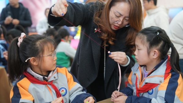 新梅小学这门特色课程是这样延续的——放心让孩子 “玩转”针线剪刀 做盘扣练出巧手