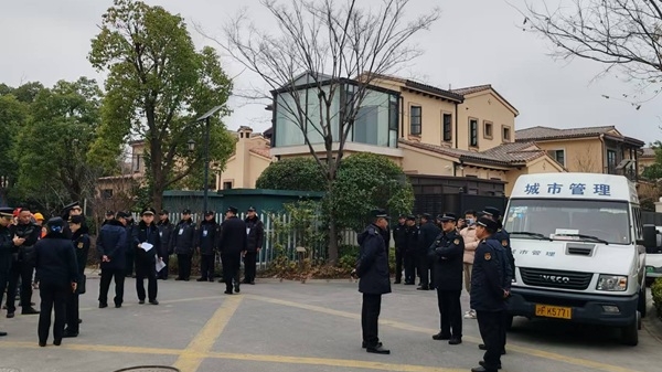 新闻跟踪｜别墅“躲猫猫”式违建2年 城管“忍无可忍”强制执法中止装修