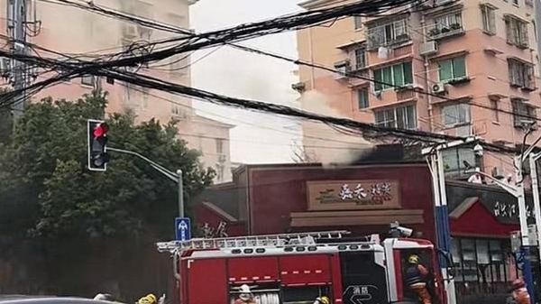 今天上午闻喜路一沿街饭店冒烟 厨师操作不慎引燃烟道