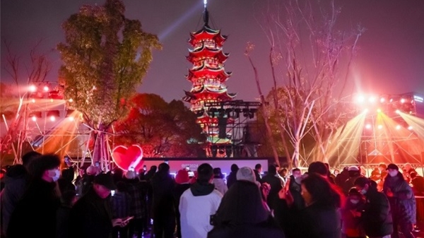 八方游客相聚申城 体验不一样“新年第一游”