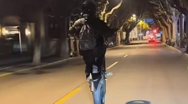 屡教不改还变本加厉！博主多次在社交平台晒出“翘头驾车”视频