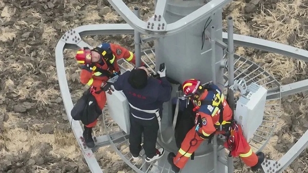 工人腿脚发软被困30米高空 消防队员1小时紧张救人