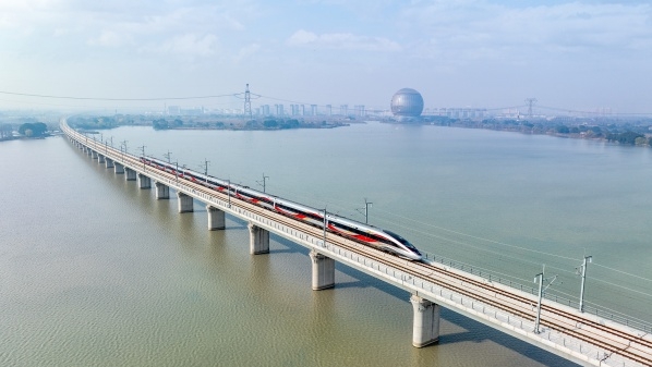 拥抱高铁时代续写沪浔“双城记，“水晶晶南浔号”冠名列车首发