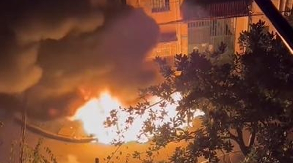 龙吴路一小区电动自行车起火 多车烧毁殃及机动车 幸无人员伤亡