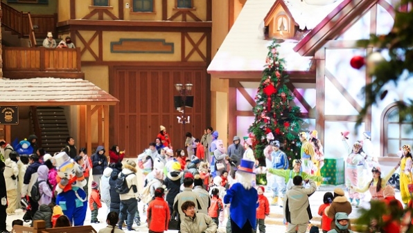 助力上海冰雪经济驶入“高级道” 耀雪冰雪世界迎来首个跨年冰雪嘉年华