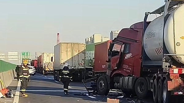 G1503近江杨北路出口两车追尾 一人受伤送医