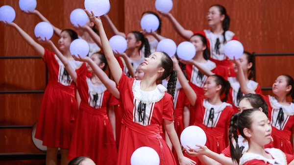 登上贺绿汀音乐厅，杨浦师生唱出生命的色彩