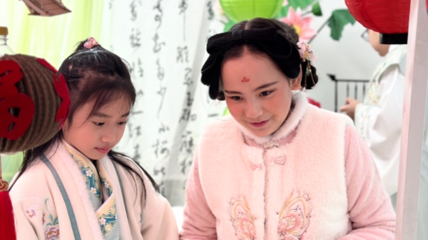 孙女在上海读小学 意大利老奶奶也跟着过起了中国节