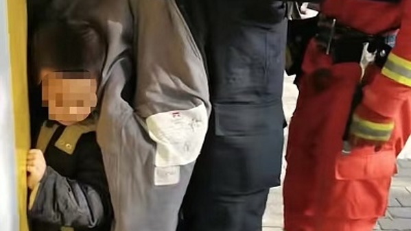 男童手部不慎夹入沿街商铺门缝 消防队员到场救援